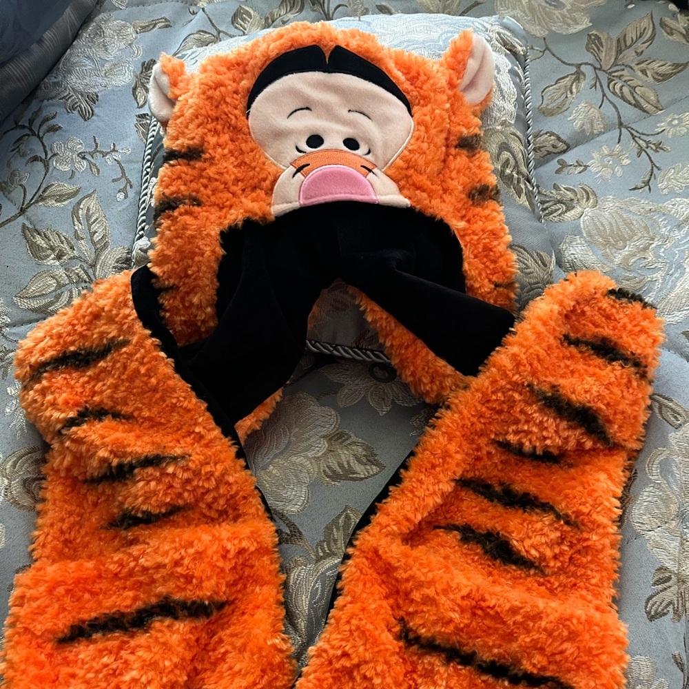 NWOT DISNEY Tigger hat with attached mittens